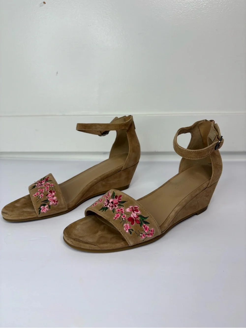 Sundance Tan Suede Floral Embroidered Wedge Sandals Size 7